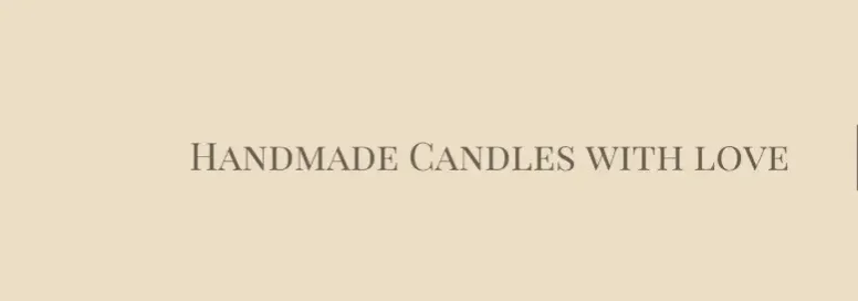 Beige Hintergrund mit graubraunem Text: „Handmade Candles with Love