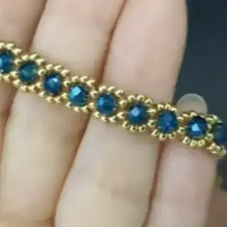 Armband Perlen: Miyuki-Perlen in Blau und Gold-Rocailles, um Finger gelegt