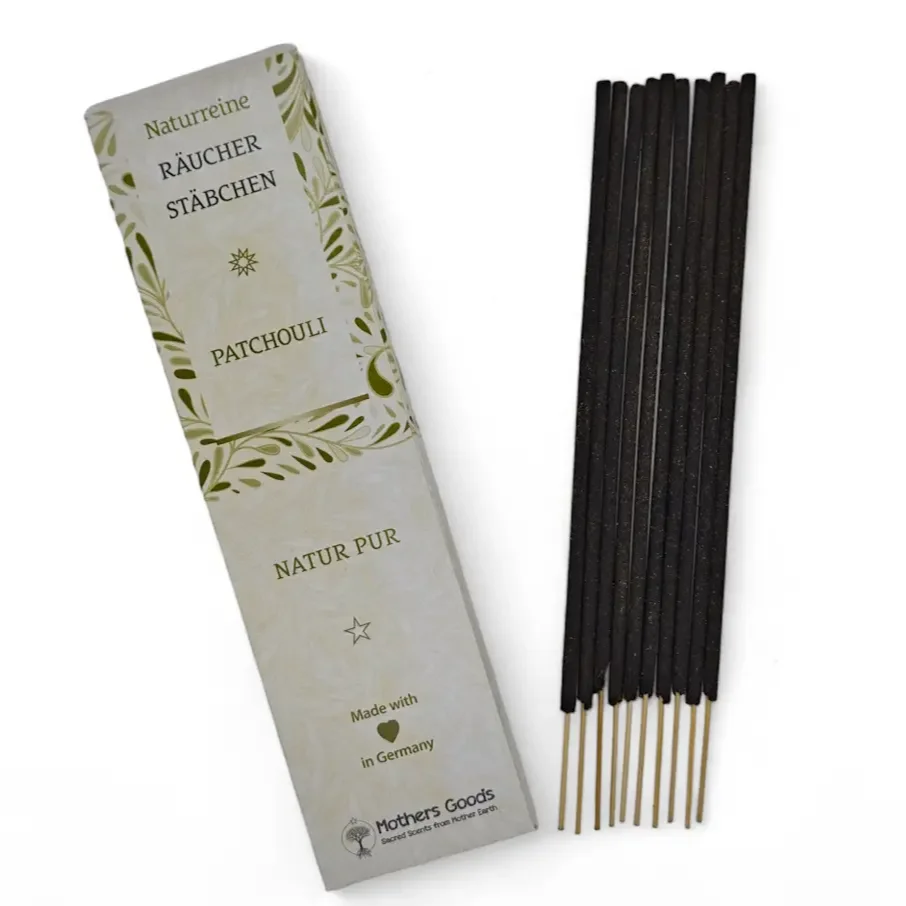 Patchouli-Räucherstäbchen: Schachtel mit grünem Blattmuster und zehn schwarze Stäbchen mit hellen Holzspitzen daneben.