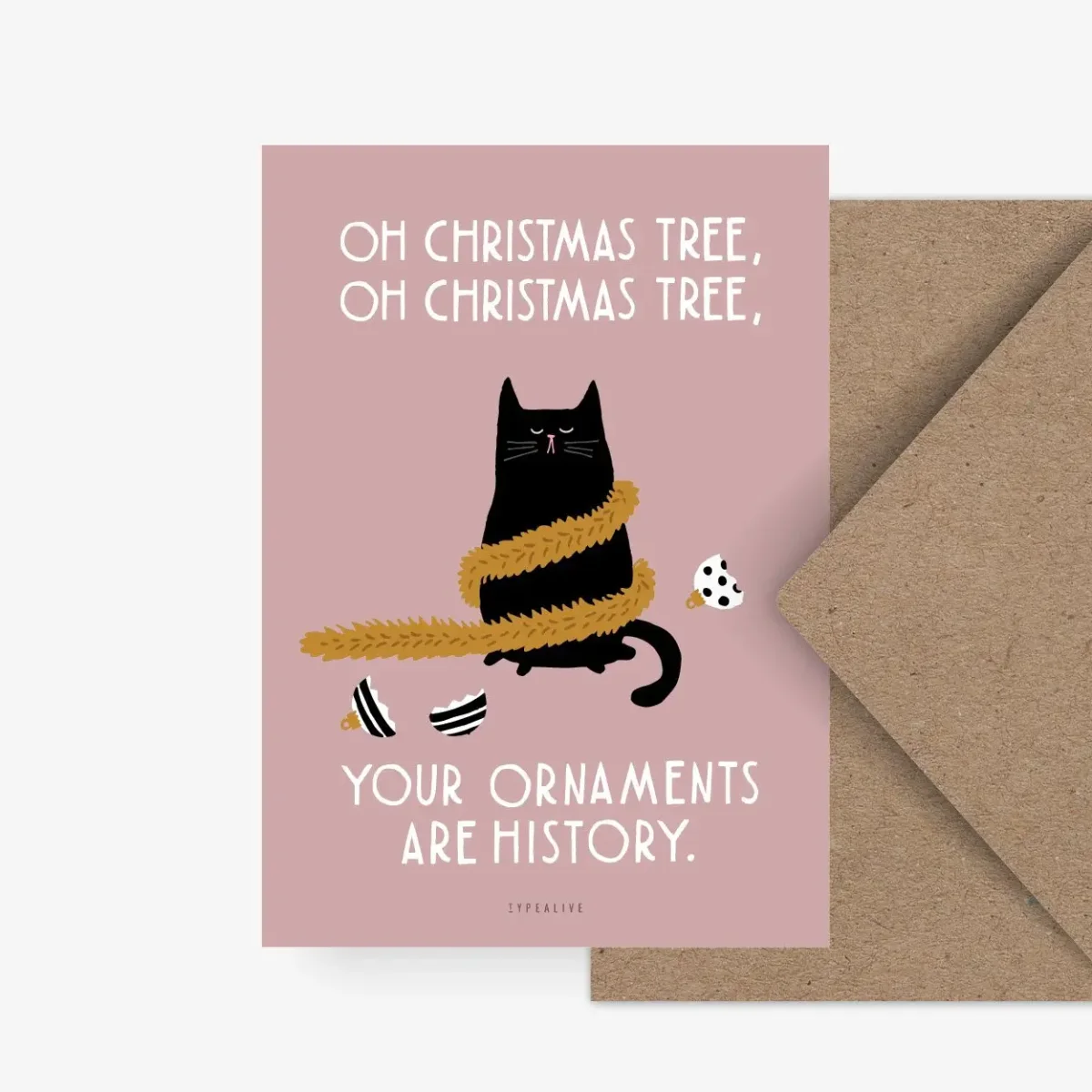 Weihnachtskarte mit schwarzer Katze, die goldene Girlande um sich wickelt, auf rosa Hintergrund mit weißem Text, daneben…