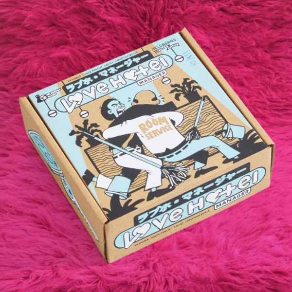 Kartenspiel Love Hotel Manager in handgesiebt bedruckter Kraftpapier-Box auf pink-rotem Untergrund, japanisches…
