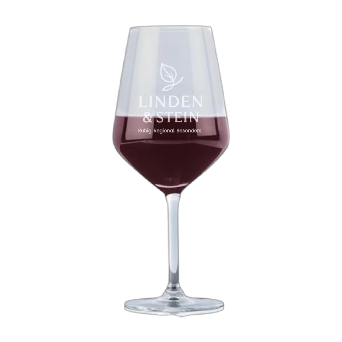 Weinglas mit Rotwein gefüllt, oben graviert mit „LINDEN & STEIN