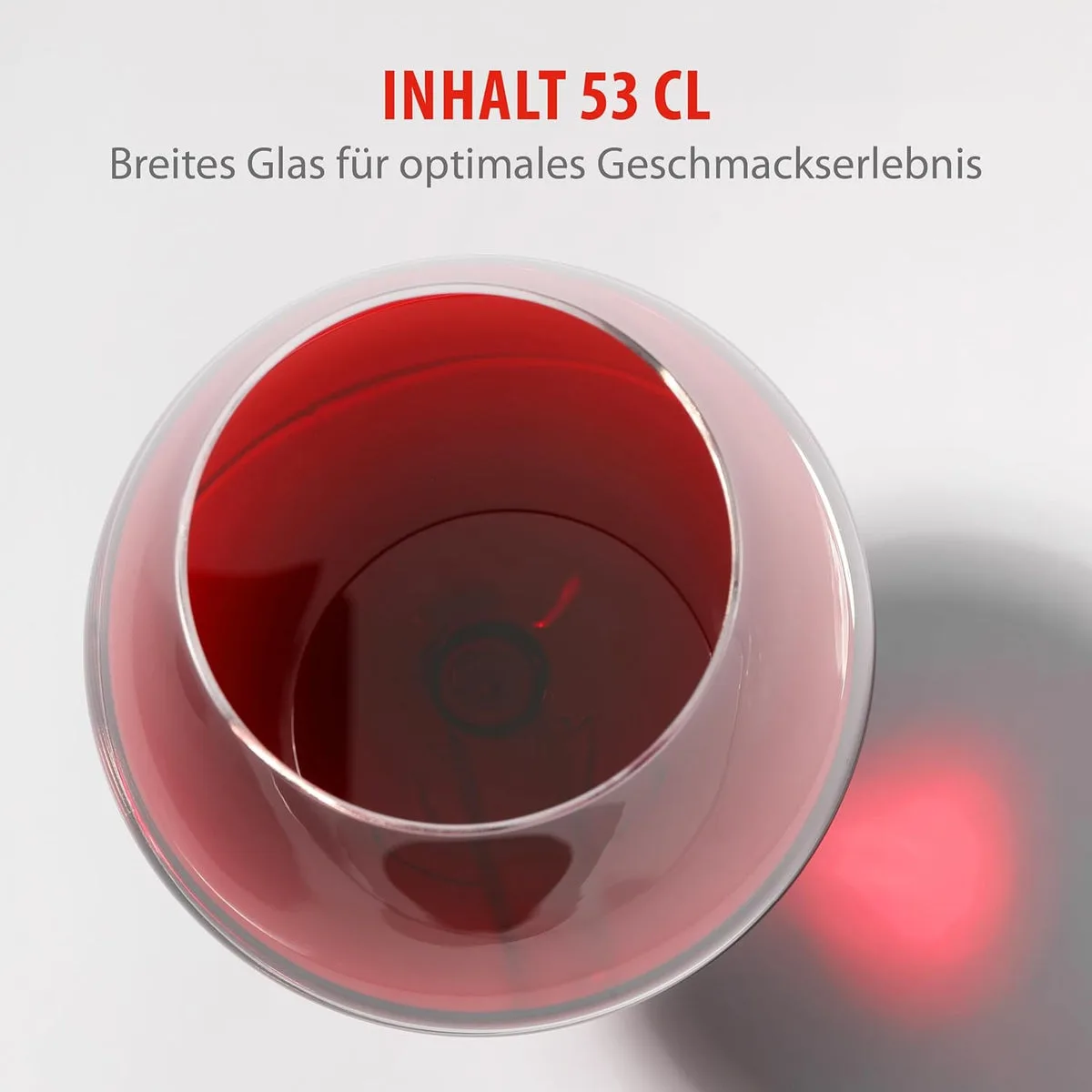 Weinglas von oben gefüllt mit Rotwein, breiter Kelch, klares Glas mit Gravur sichtbar am Boden