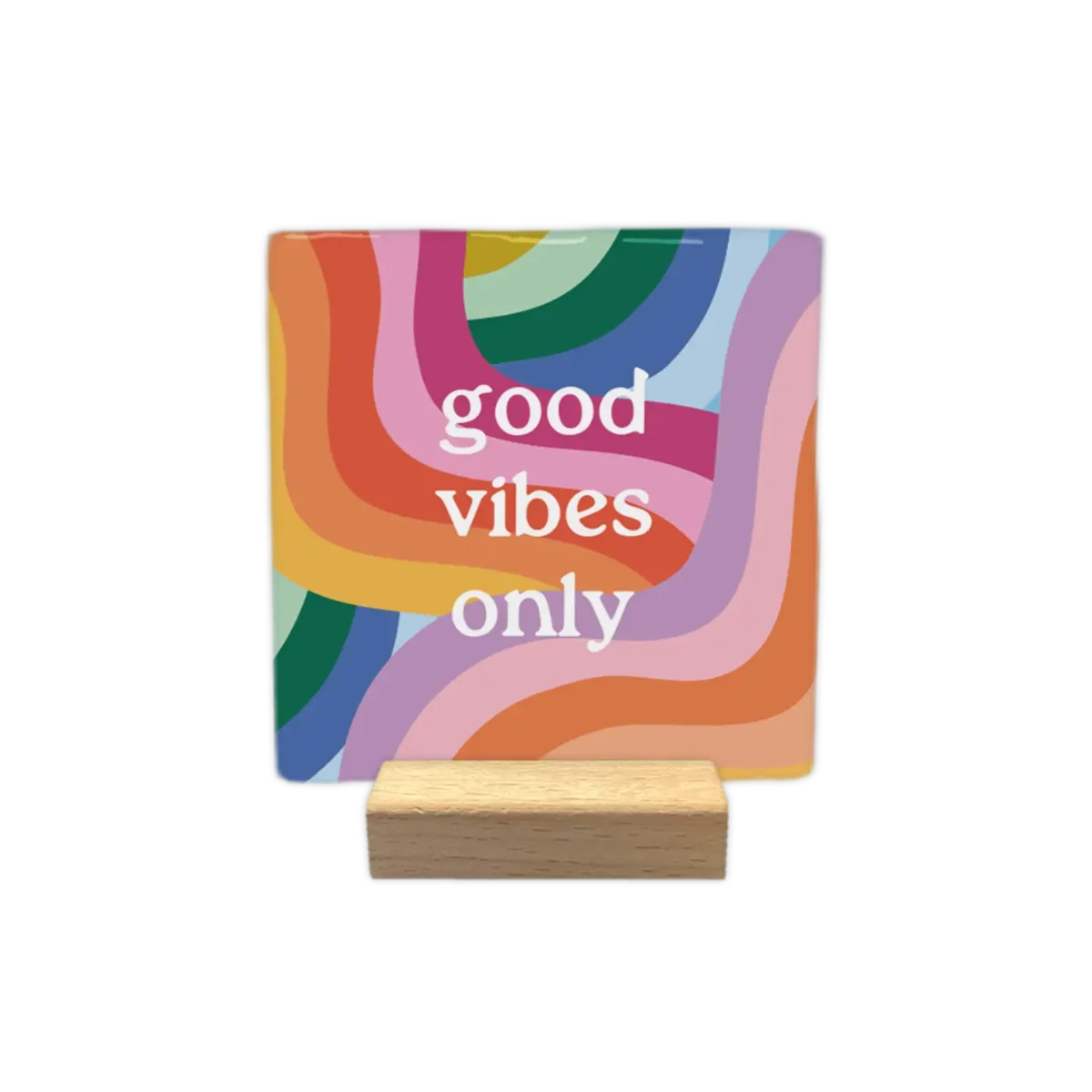 Quadratische Keramikfliese mit bunten Wellenmuster in Regenbogenfarben und weißem Text „good vibes only