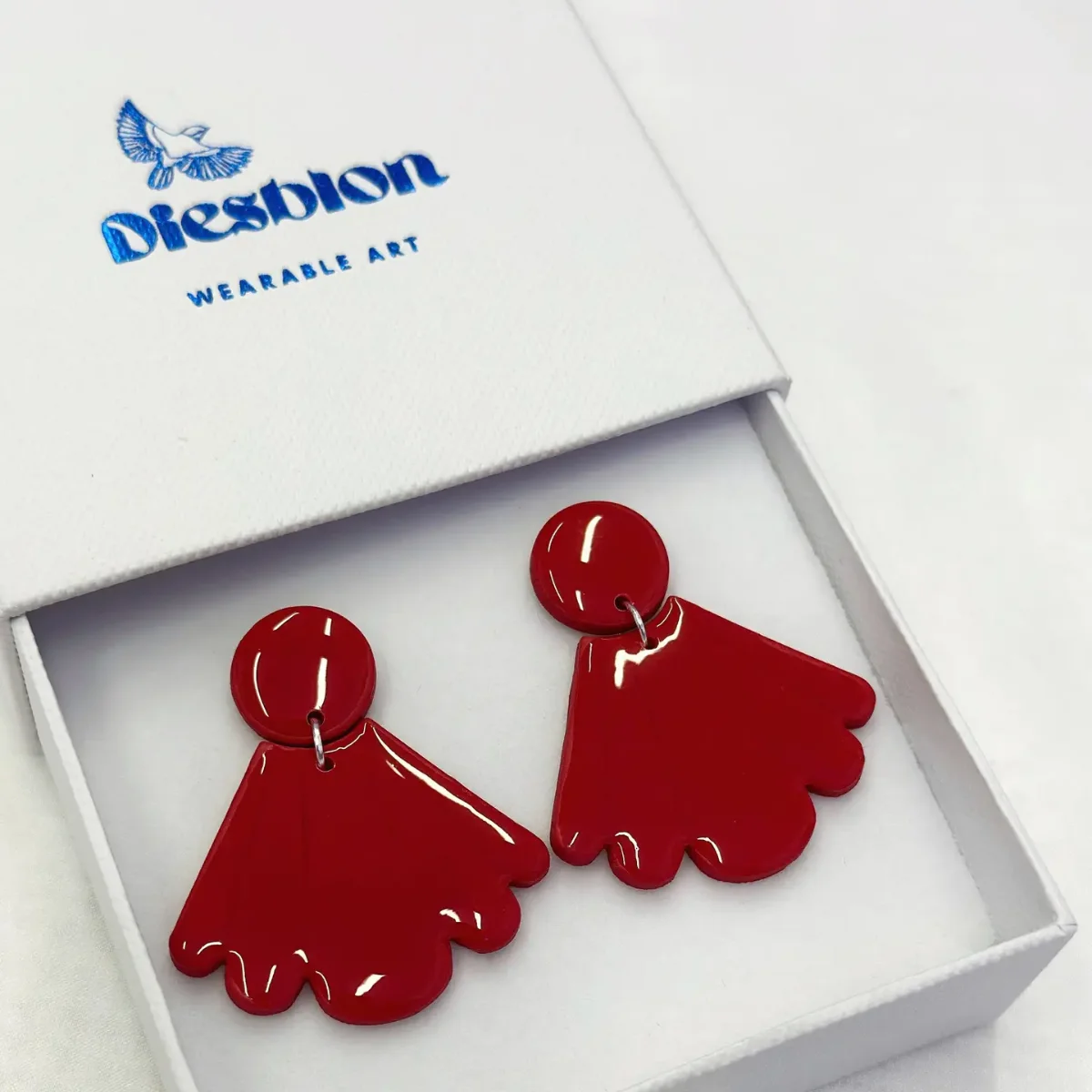 Ohrringe Fimo in Blütenform, glänzend rot, in weißer Schachtel mit Diesblon-Logo