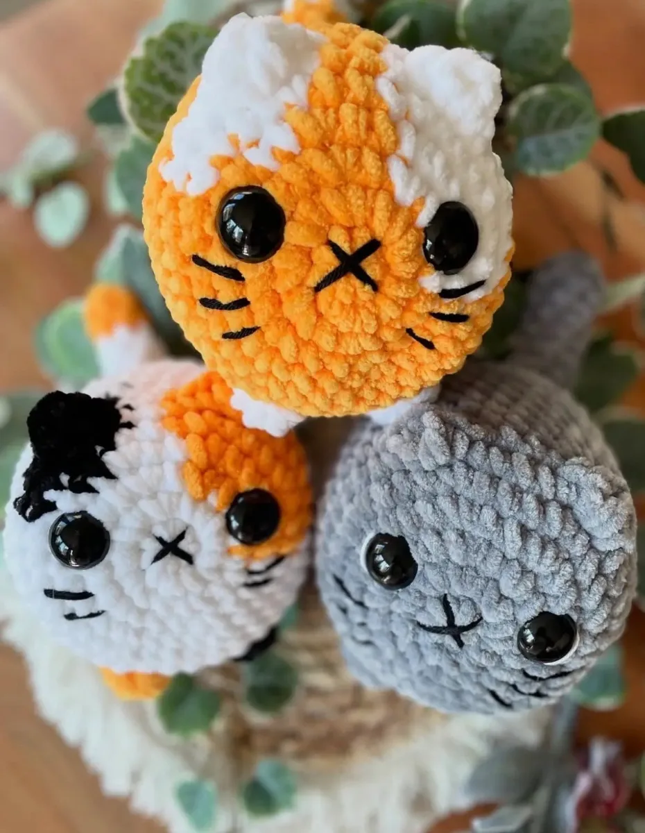 Personalisiertes Amigurumi Katzenplüschi handgefertigt nach Foto, Häkelkatze ca. 13–15 cm, einzigartiges Geschenk & Andenken von Loras Handicrafts Wien