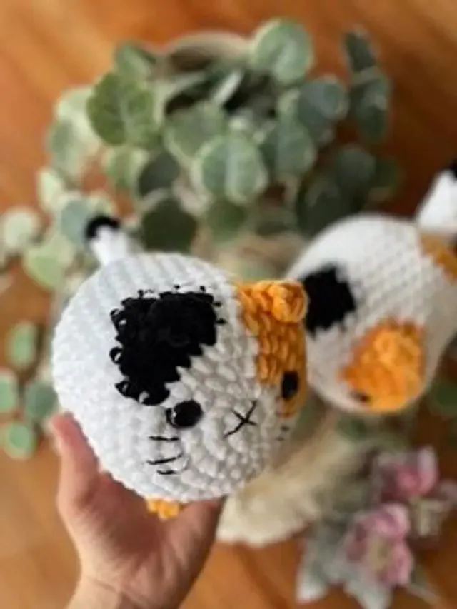 Personalisiertes Amigurumi Katzenplüschi handgefertigt nach Foto, Häkelkatze ca. 13–15 cm, einzigartiges Geschenk & Andenken von Loras Handicrafts Wien