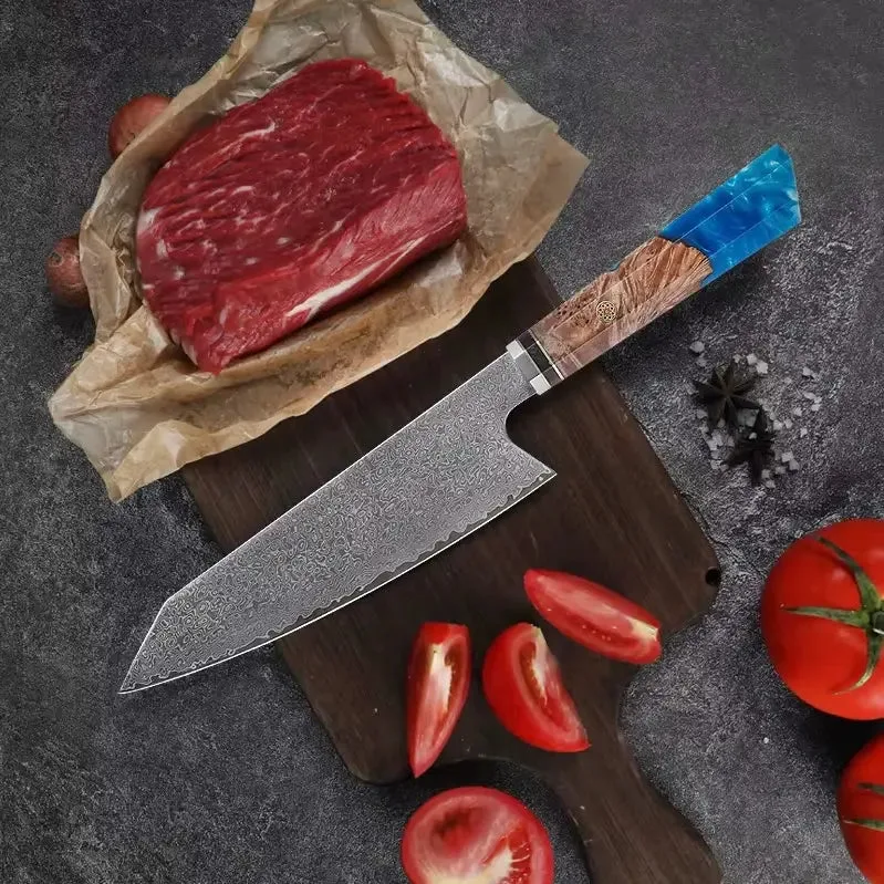Damastmesser mit blauem Kunstharzgriff und Ahornwurzel-Details auf dunklem Schneidebrett, neben rohem Fleisch und…