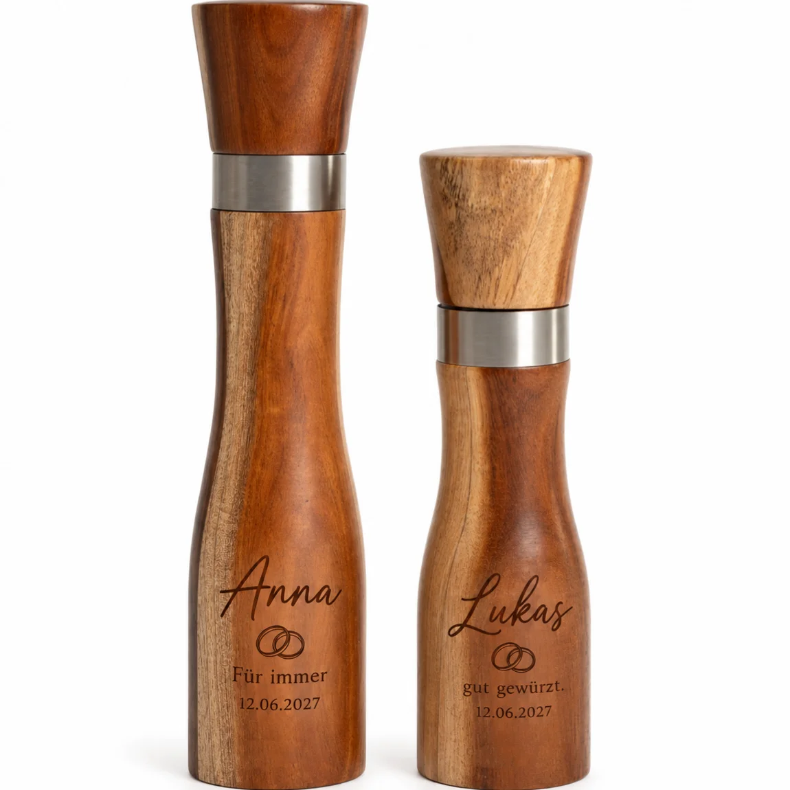 Zwei personalisierte Holzmühlen nebeneinander: links die größere (25 cm) mit Gravur „Anna