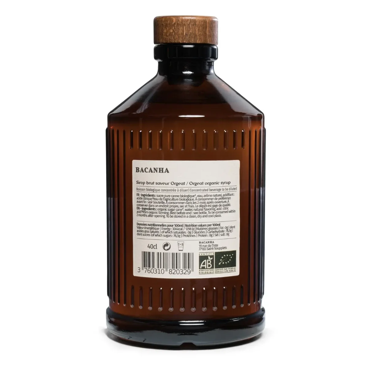 Braune Glasflasche mit Holzverschluss, vertikale Rillen, Etikett mit Bacanha-Logo und Bio-Zertifikat, 400 ml Orgeat-Sirup