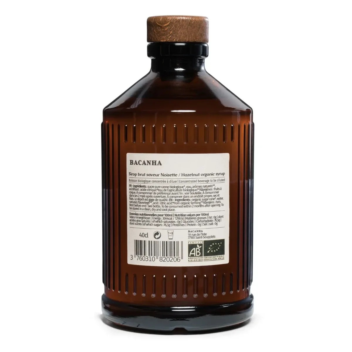 400-ml-Flasche aus Braunglas mit Holzverschluss, Etikett mit BACANHA-Logo und Bio-Zertifizierung, vertikale Rillen auf der…