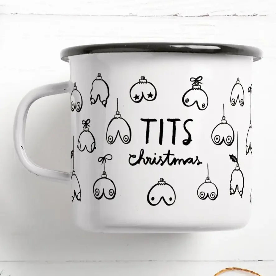 Emaille Tasse weiß mit schwarzem Rand, Henkel und Motiv: Weihnachtskugeln als stilisierte Brüste, Text „TITS christmas