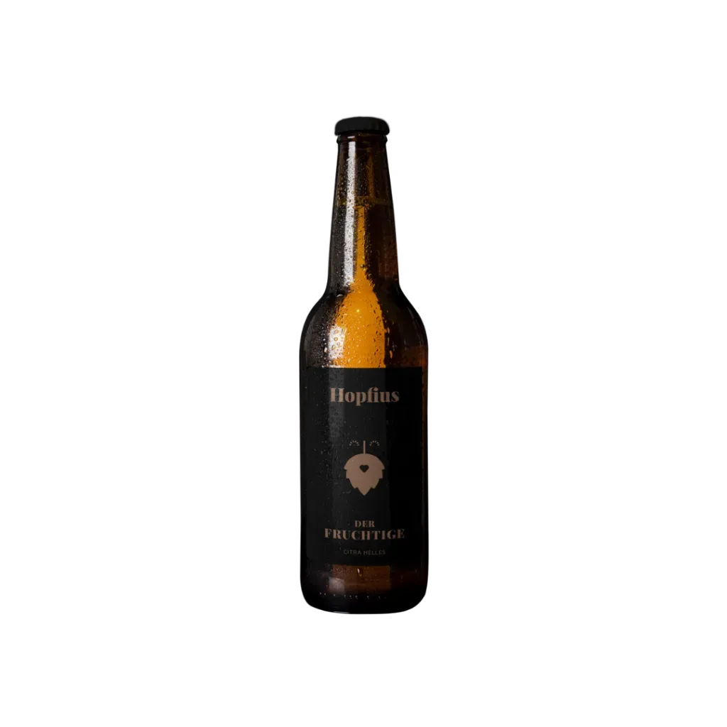 Hopfius-Bierflasche mit schwarzem Etikett und Hopfius-Logo, gefüllt mit bernsteinfarbenem Bier, Wassertropfen auf dem Glas.