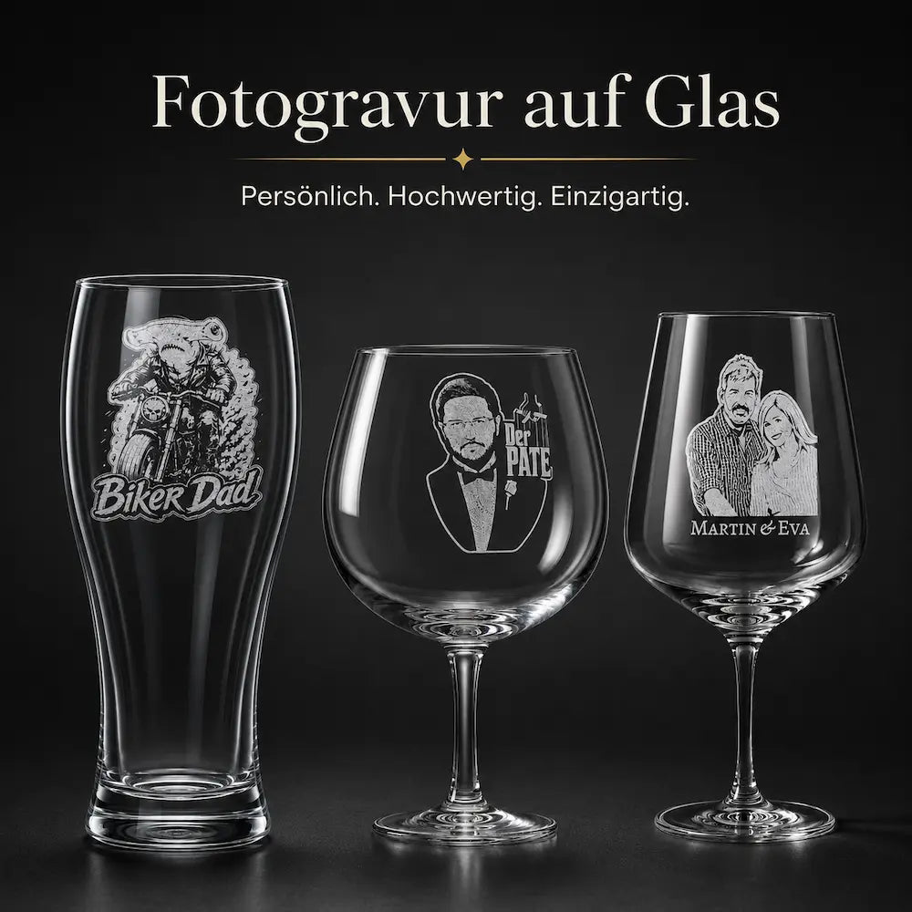 Drei Kristallgläser mit verschiedenen Fotogravuren: Bikerportrait auf Pilsglas, Porträt mit Text auf Weinglas…