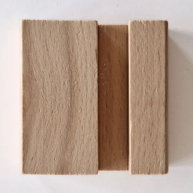 Fliesenständer aus Holz mit zentralem Schlitz, Draufsicht auf helles Holzgestell