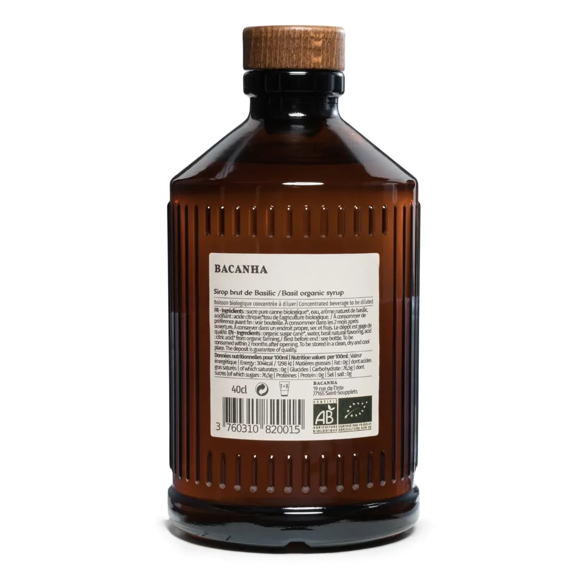 Dunkelbraune Glasflasche mit Holzverschluss, vertikale Rillen, Etikett mit Basilikum-Sirup-Informationen und Bio-Zertifikat.