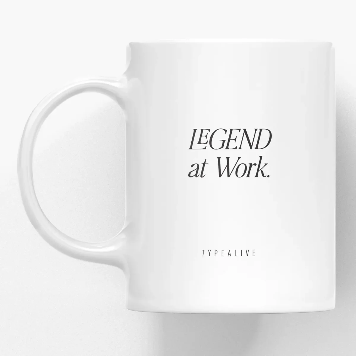 Weiße Keramiktasse mit schwarzem Schriftzug „LEGEND at Work