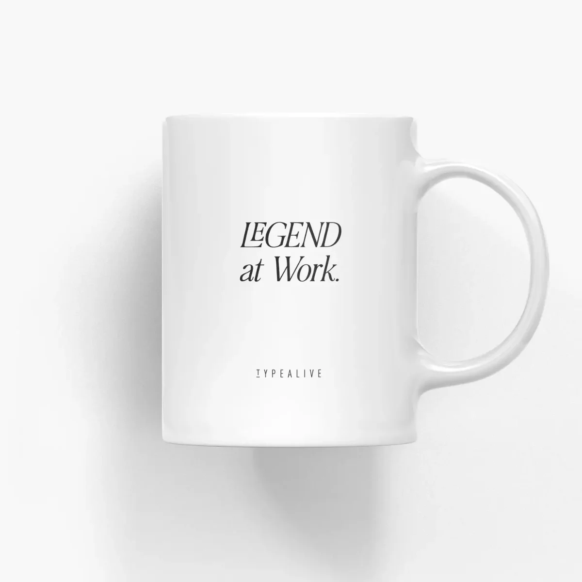 Weiße Keramiktasse mit schwarzem Schriftzug „LEGEND at Work