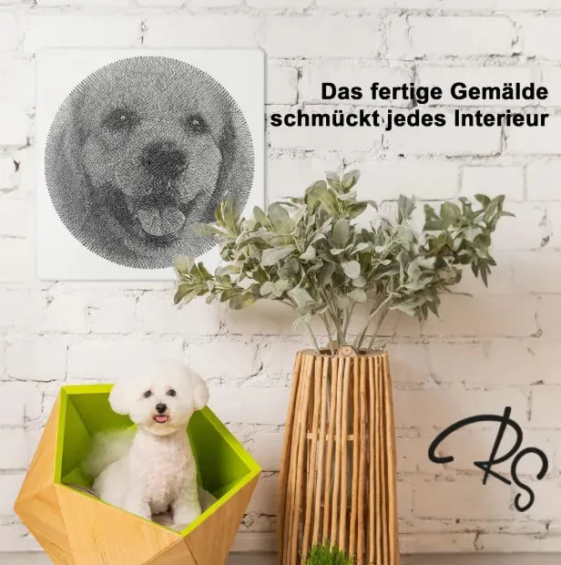 Fertige String-Art eines Hundegesichts an weißer Backsteinwand, daneben eine Pflanze in Holzvase und ein weißer Hund in…