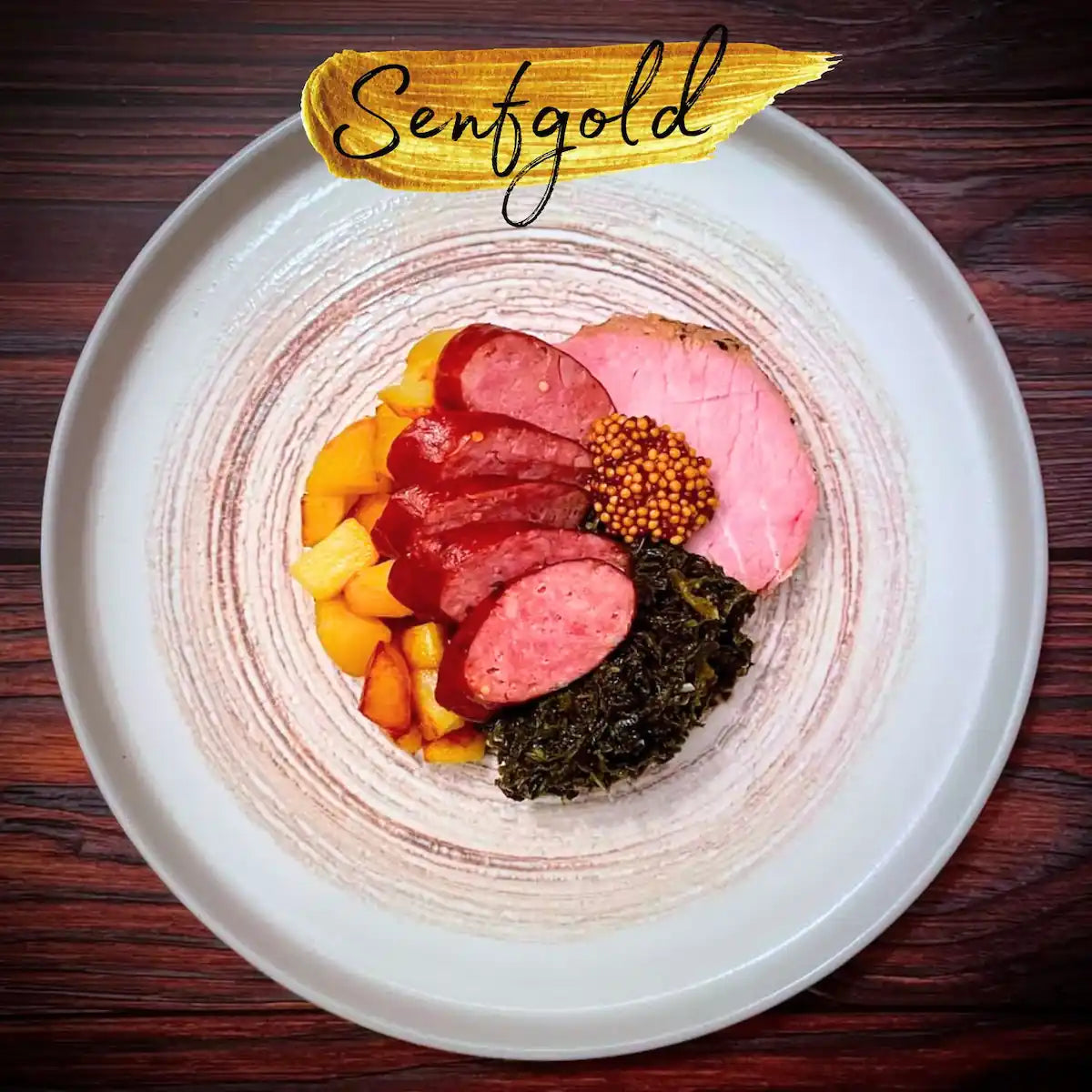 Senfkaviar auf weißem Teller mit Schinken, Paprika, Nori-Algen und Senfgold-Logo.