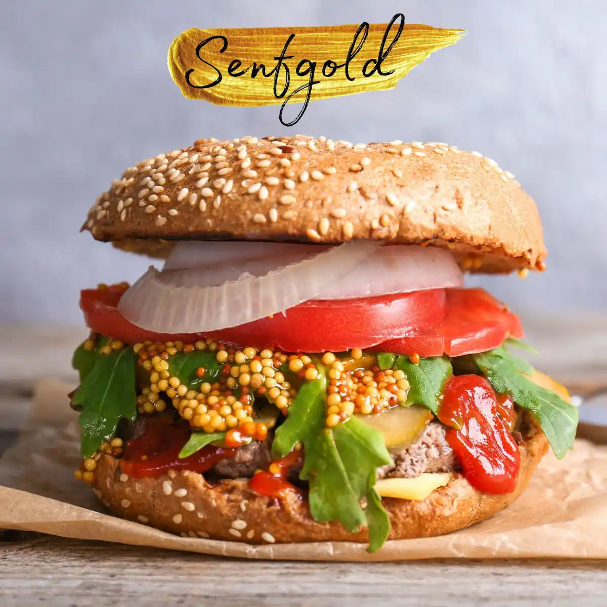 Senfkaviar mit goldgelben Körnern auf einem Burger mit Fleisch, Tomaten und Rucola zwischen Sesambrötchen.