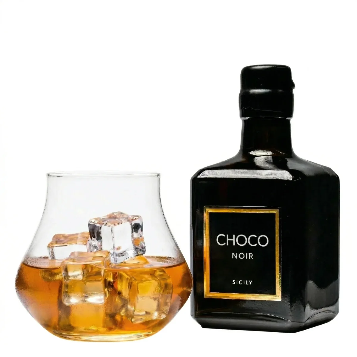 Schokoladenlikör Grappa: Schwarze Flasche neben Glas mit bernsteinfarbenem Likör und Eiswürfeln
