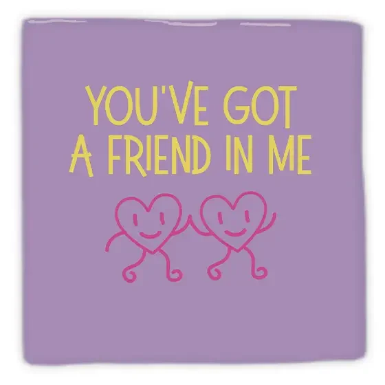 Keramikfliese 10×10 cm, lila Grund mit gelbem Text „YOU'VE GOT A FRIEND IN ME