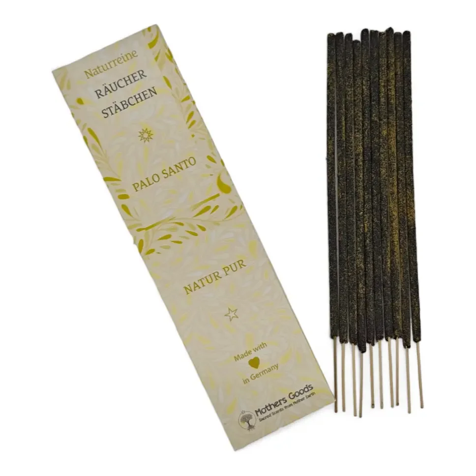 Palo Santo Räucherstäbchen: Packung mit cremefarbenem Design neben 10 dunklen Stäbchen mit Metallhaltern