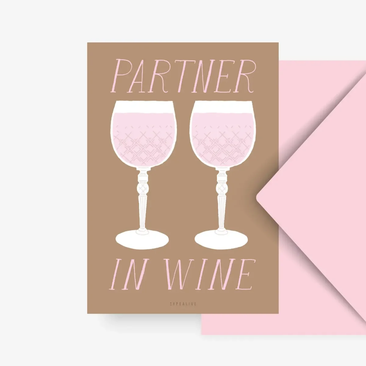 Postkarte DIN A6 mit beigem Hintergrund, zwei Weingläsern und Text „Partner In Wine