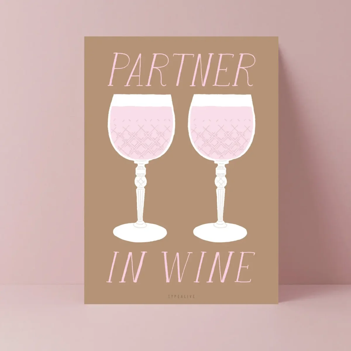 Postkarte DIN A6 mit beigem Hintergrund, zwei Weingläser mit rosa Wein und Schriftzug „Partner In Wine