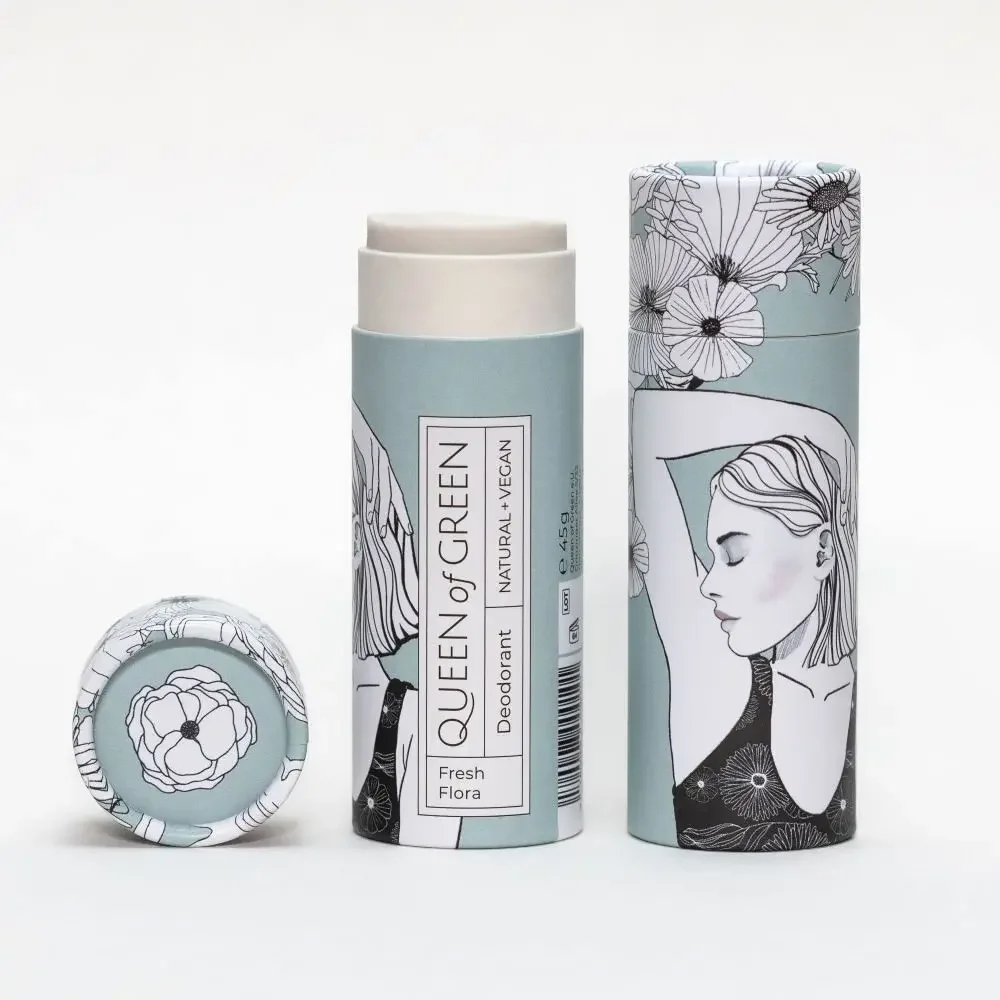 Deostick "Fresh Flora" in hellblauer Kartonhülse mit Frauenporträt und Blumenzeichnung, Stick ausgefahren neben geöffnetem…