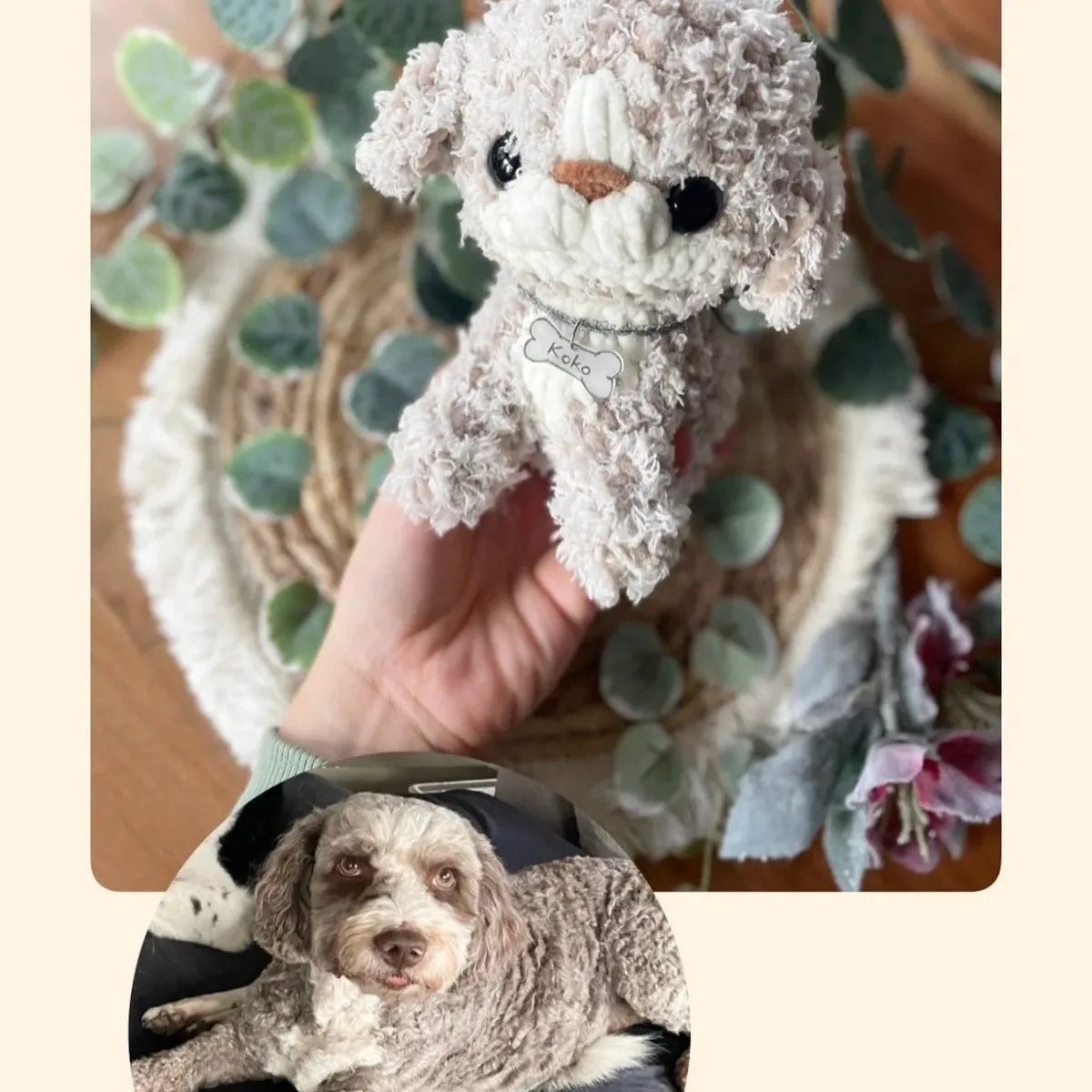 Gehäkeltes Hundeplüschi in Weiß mit schwarzer Nase und Augen, in einer Hand gehalten, mit personalisiertem Halsband.