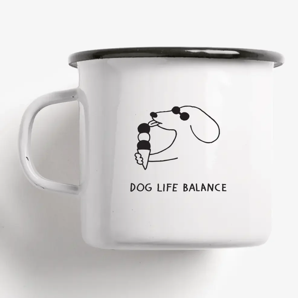Emaille Tasse weiß mit schwarzem Rand, weißem Henkel, Motiv einer Hundelinie und Text „Dog Life Balance