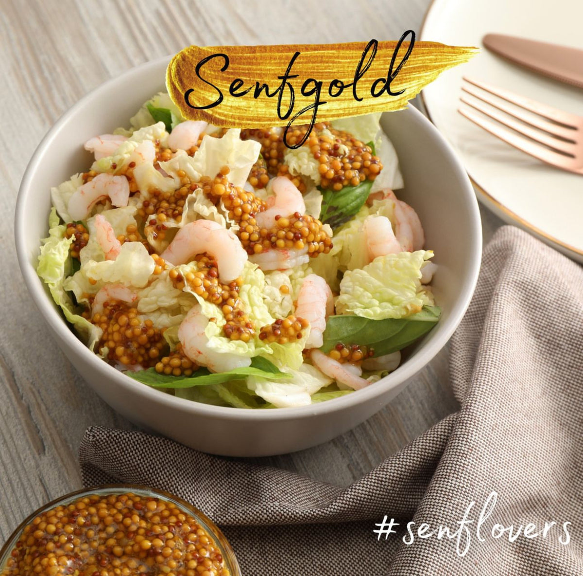 Senfgold Curry auf einem Salatbrett mit Shrimps und Salat, körnige goldbraune Konsistenz sichtbar, kleine Schale mit Senf…