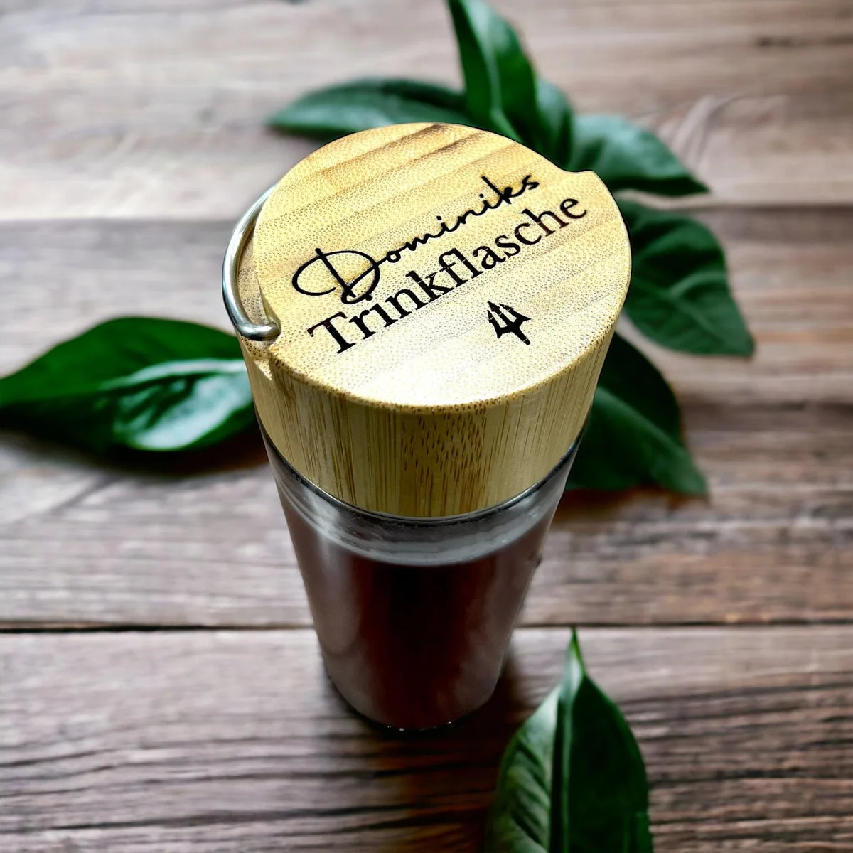 Glas-Trinkflasche mit Bambusdeckel, graviert mit „Deine Trinkflasche