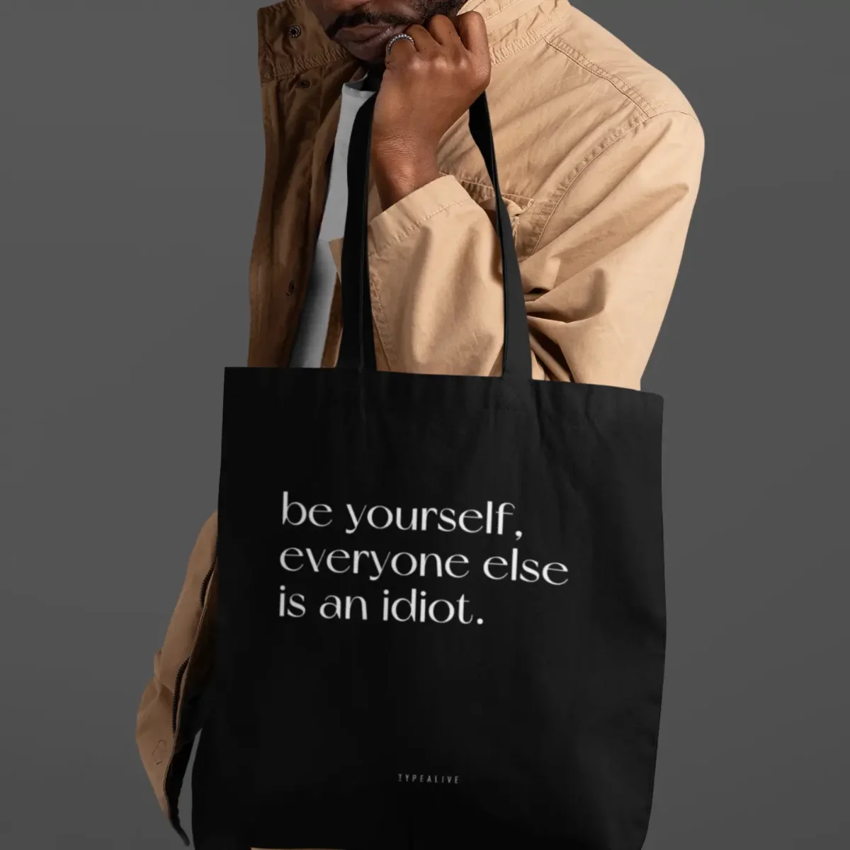 Schwarze Baumwolltasche mit weißem Schriftzug „be yourself, everyone else is an idiot