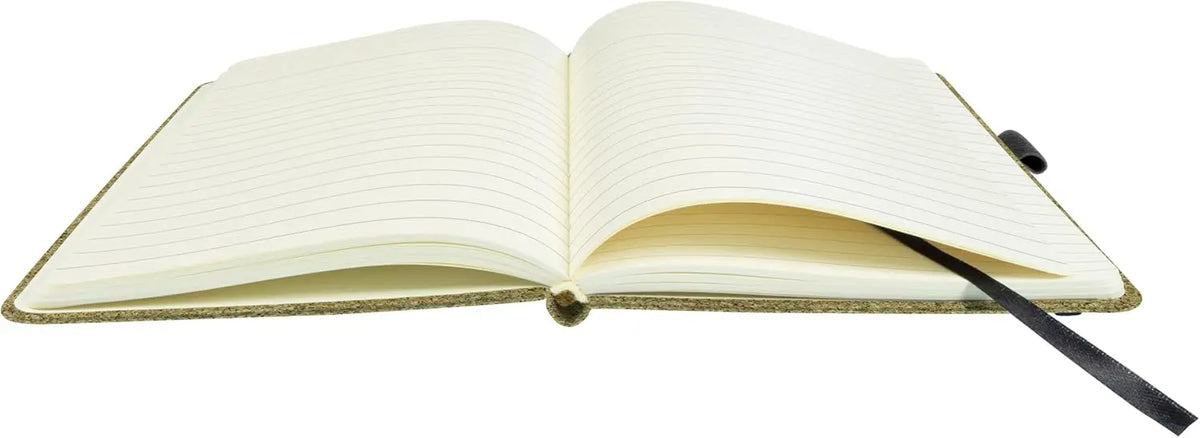 Aufgeschlagenes Notizbuch mit Korkeinband, liniertem Papier und schwarzer Stiftschlaufe, Draufsicht.