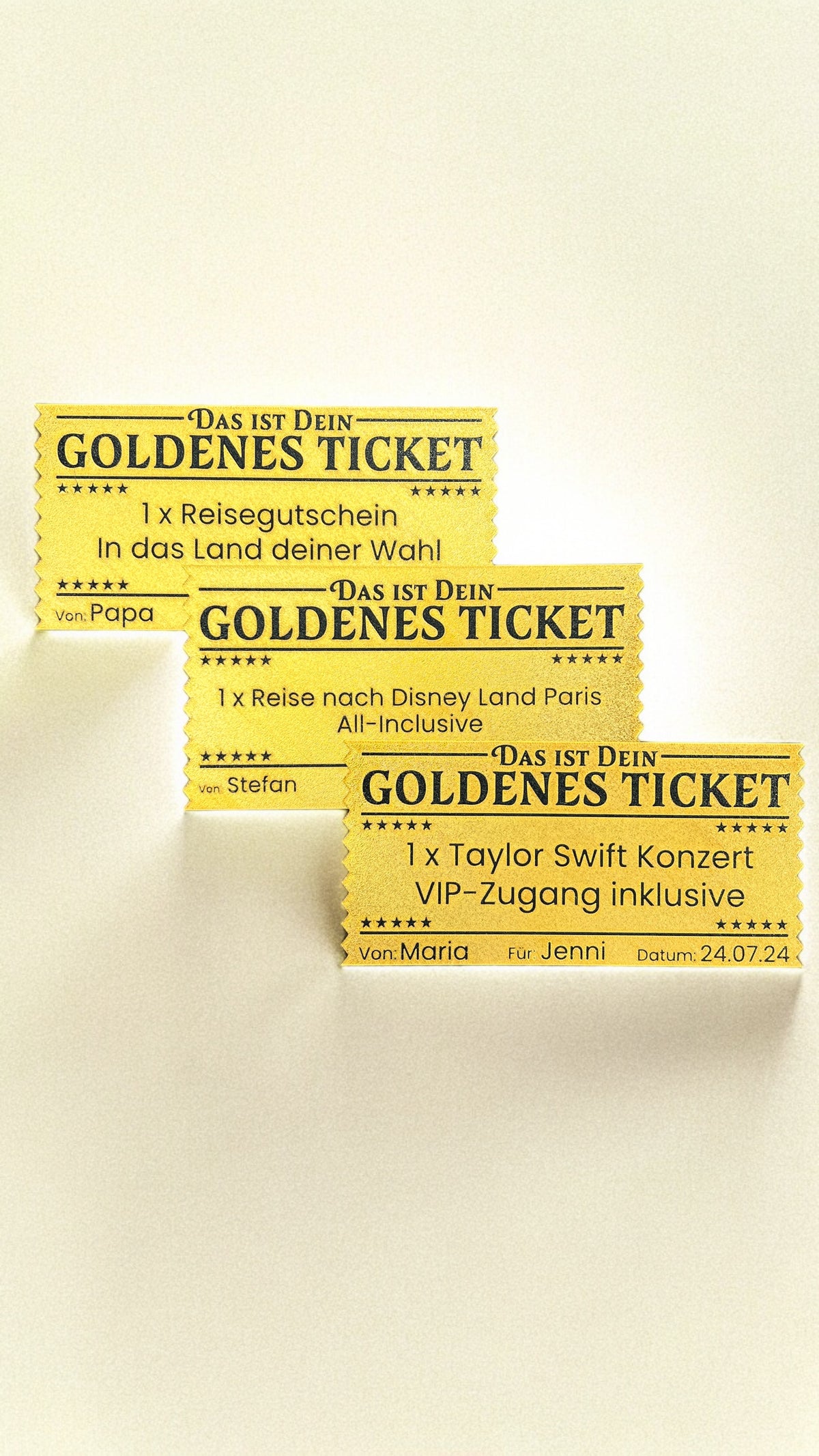 Drei gestapelte goldgelbe Tickets mit schwarzem Druck, personalisiert mit Namen, Ereignissen und Daten – Reise, Konzert…