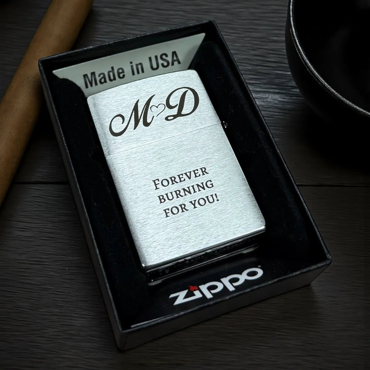 Zippo mit Gravur in schwarzer Originalbox: silbernes Feuerzeug mit eingraviertem Monogramm „M♥D