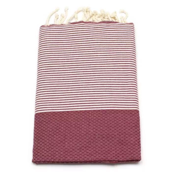 Fouta in Dunkelrot mit feinen Streifen oben und Wabenmuster unten, cremefarbene Fransen an der Oberkante.