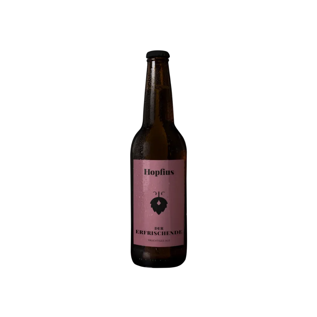 Braune Glasflasche mit rosa Etikett, Hopfius-Logo und Schriftzug „Der Erfrischende