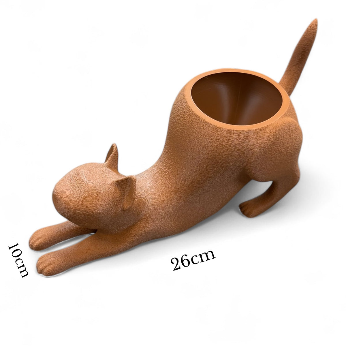 Gestreckte Katze in Terrakotta von der Seite, Öffnung im Rücken, Maßangaben 26 cm Länge und 10 cm Höhe sichtbar.