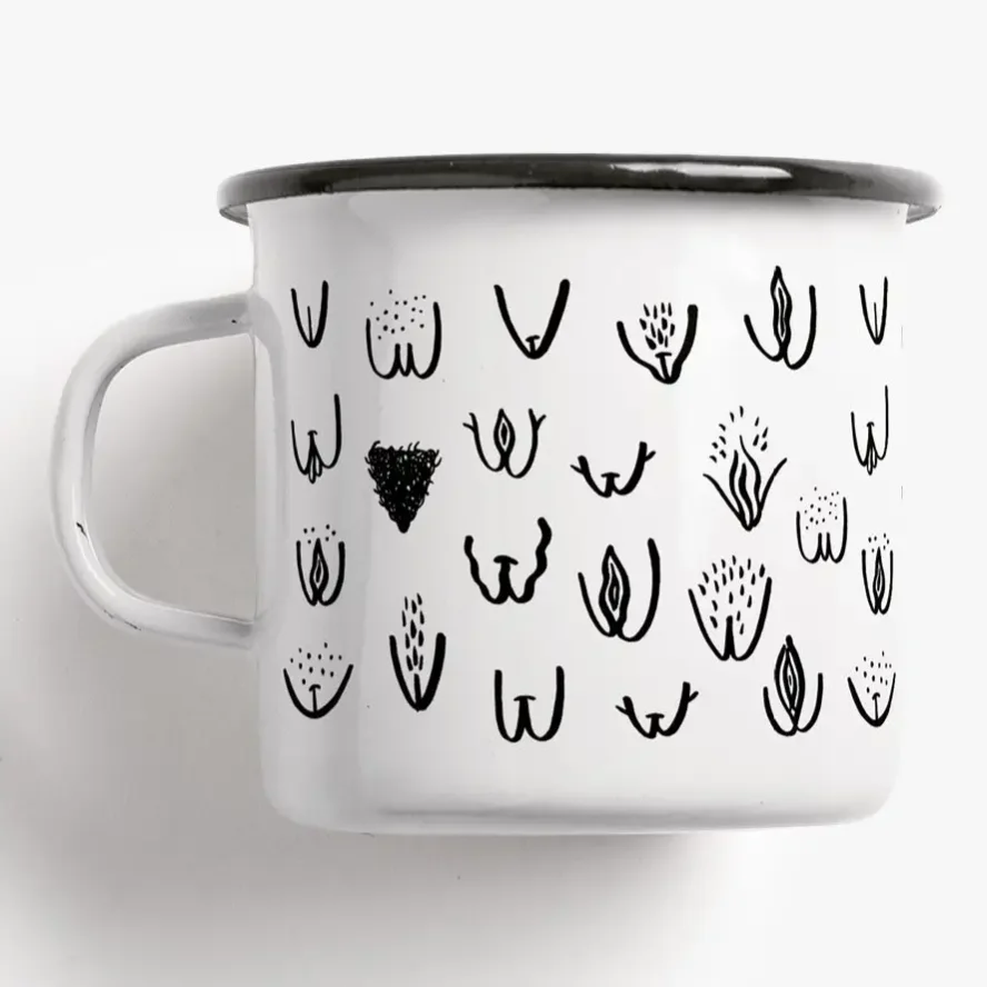 Emaille Tasse mit weißem Henkel, schwarzem Rand, bedruckt mit abstrakten Vulva-Motiven und Pflanzenzeichnungen in Schwarz