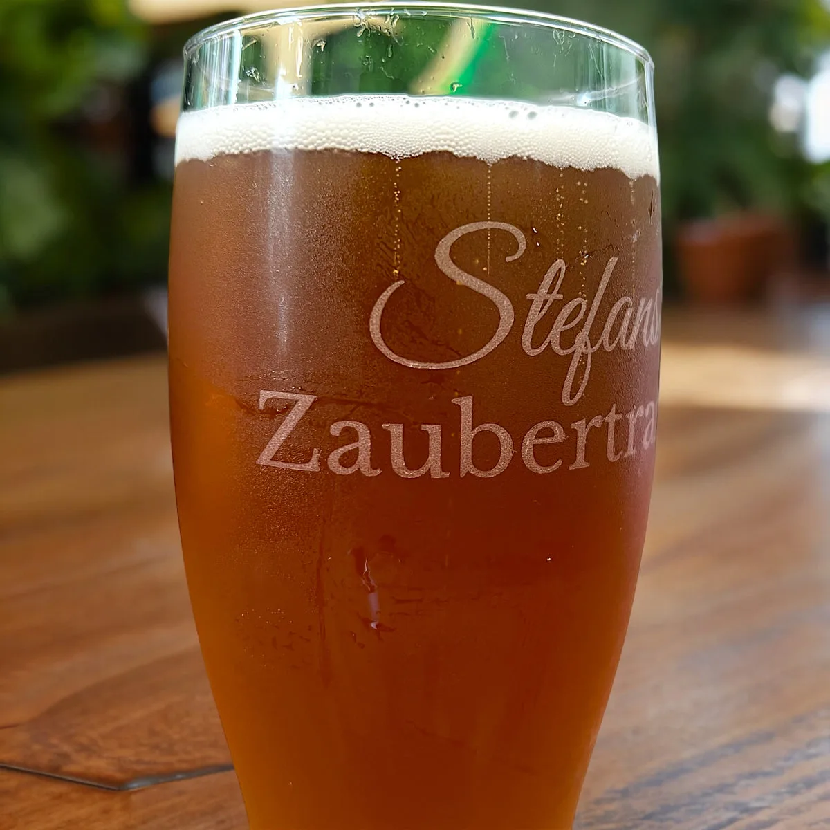 Dreizack Biergläser mit Wunschgravur – 0,5l Bierglas, 21 cm hoch, individuell gravierbar. Perfekt für verschiedene Anlässe und schnelle Abholung möglich.
