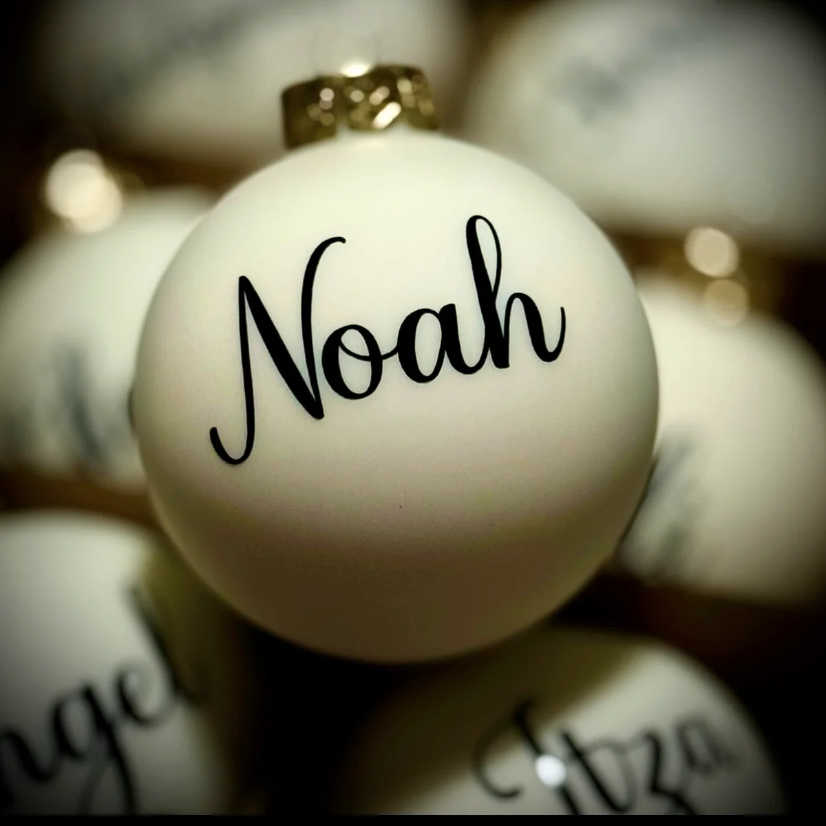 Weihnachtskugel mit Namen: cremefarbene Glaskugel mit schwarzer Schrift „Noah