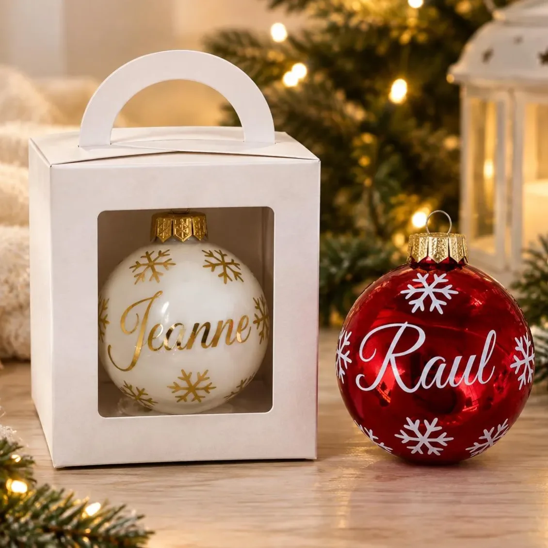 Personalisierte Weihnachtskugeln aus Glas mit Namen, Schneeflocken und Satinbändern am Christbaum (9)