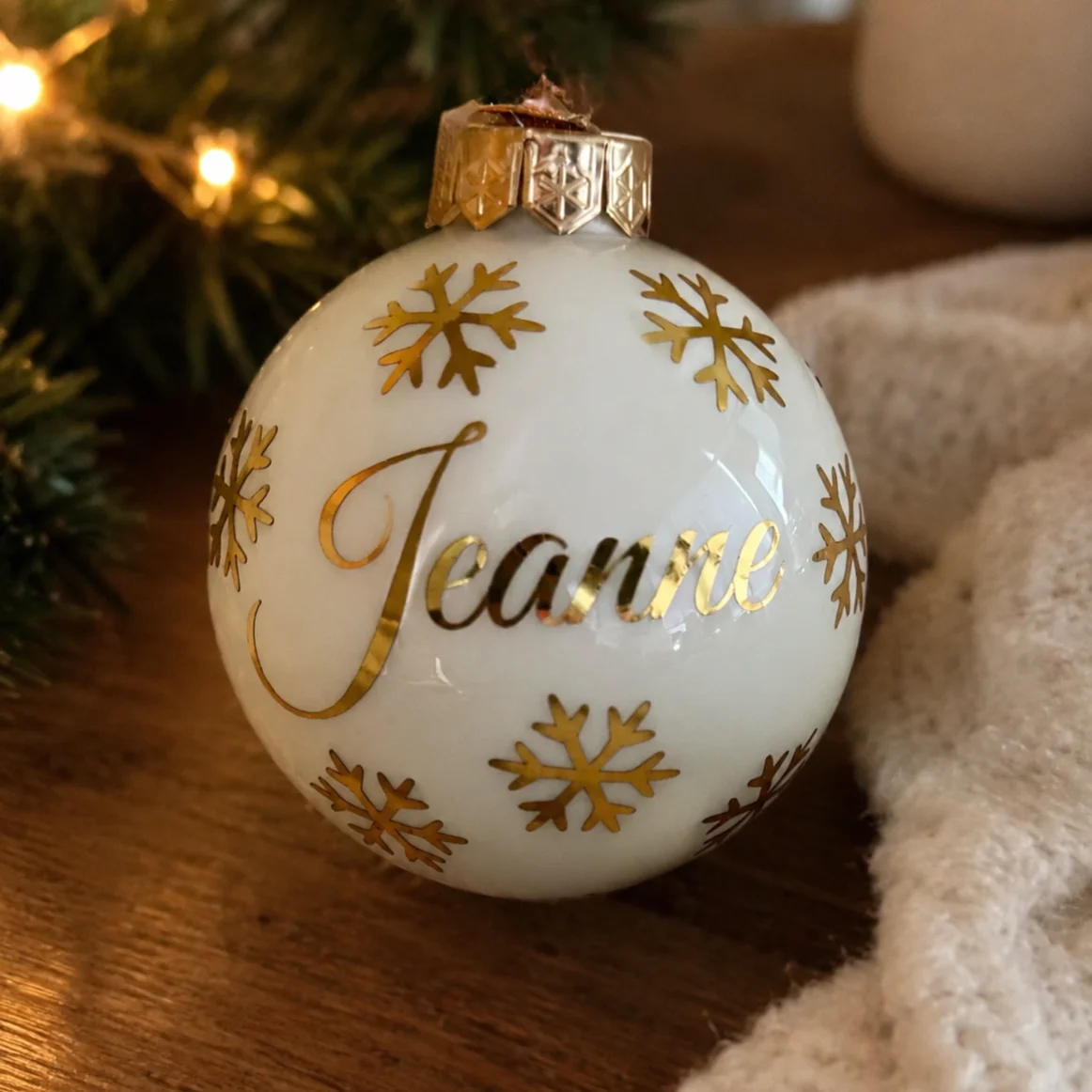 Weiße Weihnachtskugel mit goldenem Namen Jeanne und goldenen Schneeflocken