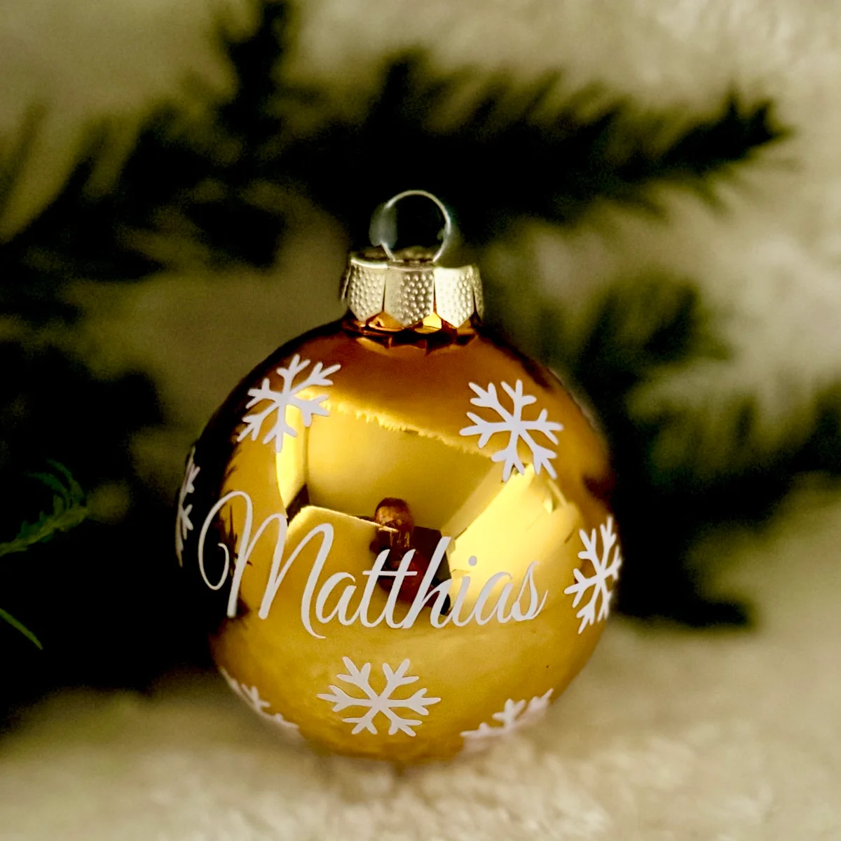 Personalisierte Weihnachtskugeln aus Glas mit Namen, Schneeflocken und Satinbändern am Christbaum (8)