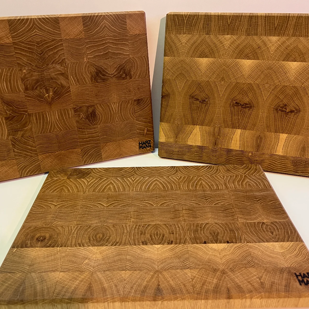 Schneidebrett Holz: Drei Eichen-Schneidebretter aus Hirnholz mit charakteristischen Jahresring-Mustern, von oben…