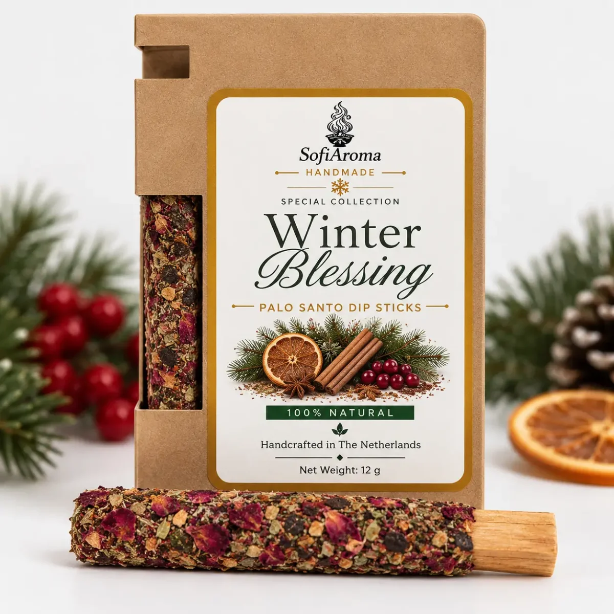 Palo Santo Räucherstäbchen Winter Blessing: Verpackung mit Etikett neben einem Räucherstab mit Holzgriff, umgeben von…
